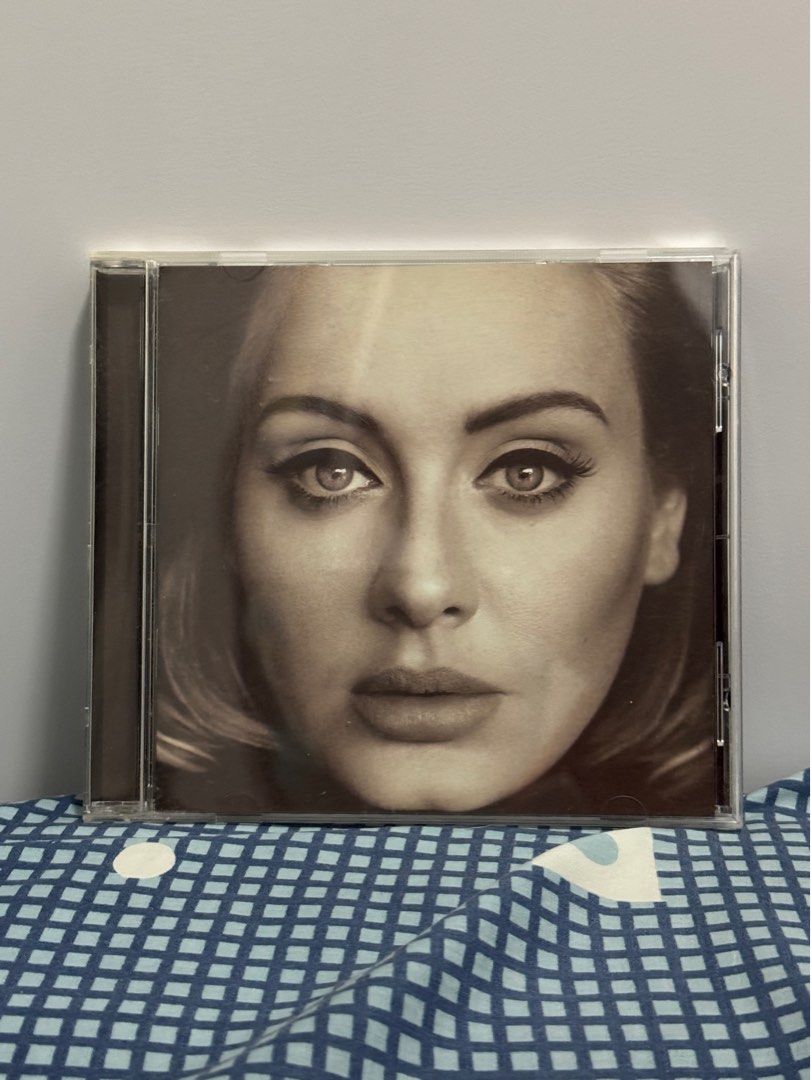Adele - 25 （分類：音樂與媒體 - CD 及 DVD）位於 Hong Kong。 由 carlbbb 提交（商品編號 1403778009，圖片 1）。簡介： 這是一張Adele的專輯《25》。封面是Adele的黑白照片。CD裝在一個透明的塑膠盒裡。專輯的封面和包裝看起來保存良好。。