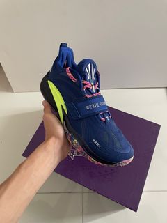 (Category: ) located in . Submitted by ad_sneakersplug (Listing ID 1403771958, Image 1). Description: .