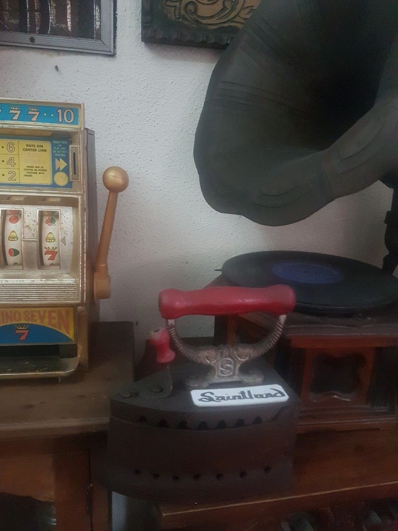 ANTIQUE FLAT CAST IRON VINTAGE PLANTSA (Category: Vintage Collectibles) located in Quezon City. Submitted by saintland (Listing ID 1403701457, Image 1). Description: NOT TESTED A decorative item for collectors or those interested in vintage home decor..