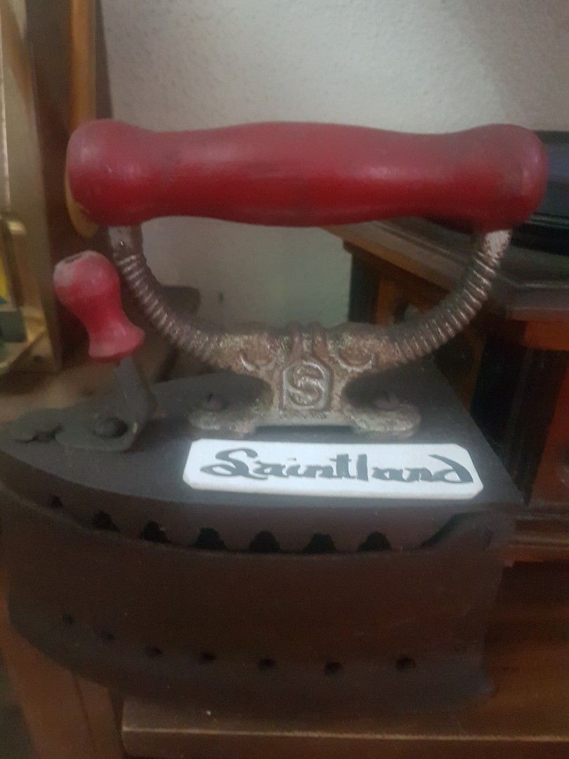 ANTIQUE FLAT CAST IRON VINTAGE PLANTSA (Category: Vintage Collectibles) located in Quezon City. Submitted by saintland (Listing ID 1403701457, Image 2). Description: NOT TESTED A decorative item for collectors or those interested in vintage home decor..