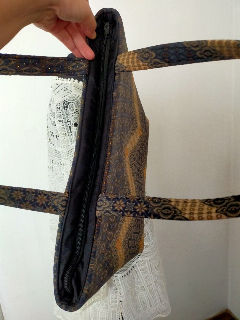 Batik fabric full zip shoulder bag (Category: Shoulder Bags) located in Quezon City. Submitted by mcmp1216 (Listing ID 1403681723, Image 3). Description: Best price offered Like New Well Kept Twice Used literally.