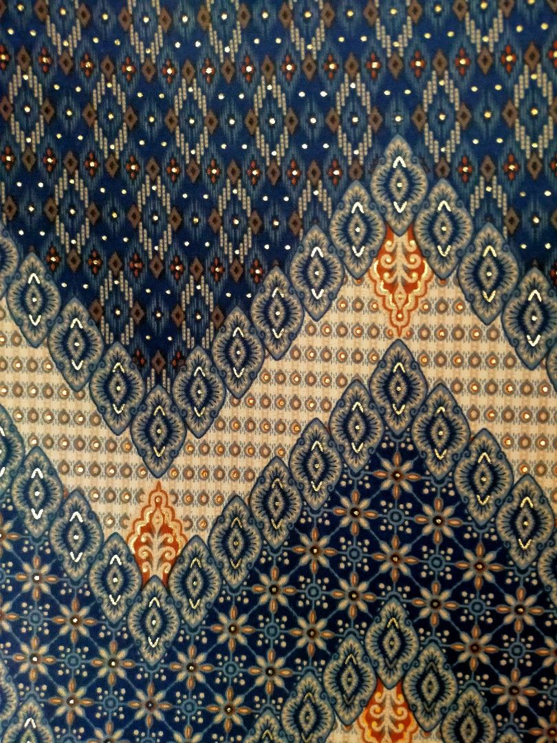 Batik fabric full zip shoulder bag (Category: Shoulder Bags) located in Quezon City. Submitted by mcmp1216 (Listing ID 1403681723, Image 2). Description: Best price offered Like New Well Kept Twice Used literally.