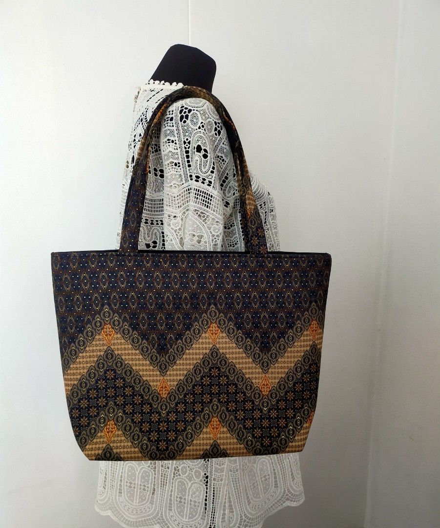 Batik fabric full zip shoulder bag (Category: Shoulder Bags) located in Quezon City. Submitted by mcmp1216 (Listing ID 1403681723, Image 1). Description: Best price offered Like New Well Kept Twice Used literally.