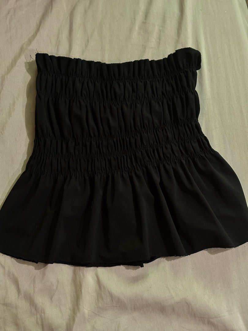 Black Tube Top (Category: Sleeveless) located in Cavite. Submitted by jvt.declutters (Listing ID 1403627047, Image 1). Description: Black Ruffle Top S-M (best fit med) Thrifted.
