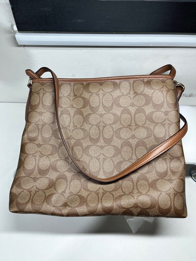Coach Crossbody Bag (Category: Cross-body Bags) located in Quezon City. Submitted by dKPopStore (Listing ID 1403601071, Image 3). Description: For Sale Coach crossbody bag Leather Adjustable strap Bought fr Japan 💯 authentic Loc. Qc.