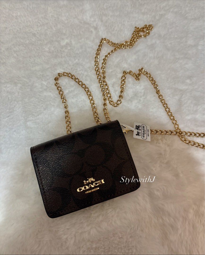 Coach Sling Wallet (Category: Luxury Bags & Wallets) located in Las Pinas. Submitted by bagsnclothesby.j (Listing ID 1403723298, Image 1). Description: Brandnew with inclusions ✨💫 DM for more details! Lalamove / J&T.