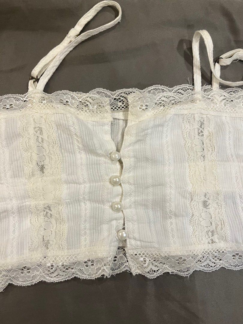 Coquette White Lace Crop Top (Category: Others Tops) located in Quezon City. Submitted by yannyy001 (Listing ID 1403742508, Image 2). Description: Fits xs-small.