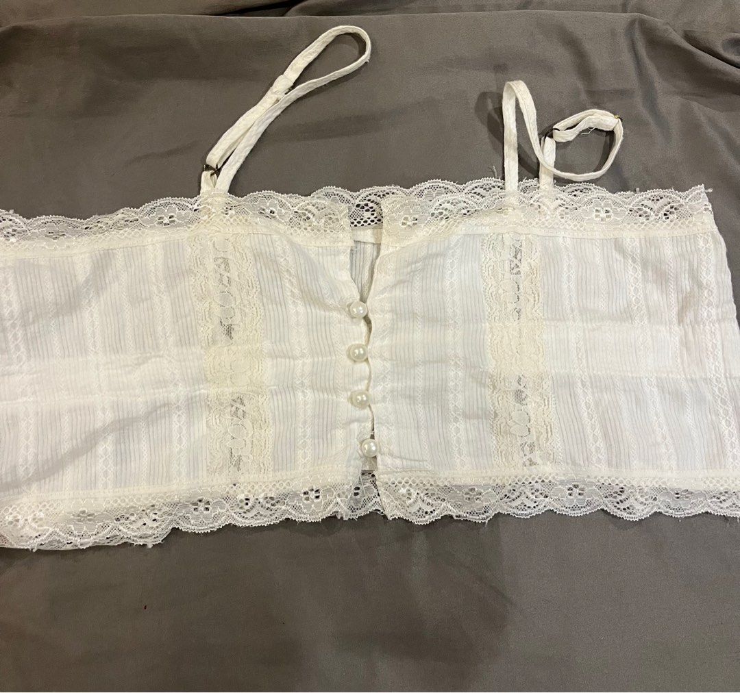 Coquette White Lace Crop Top (Category: Others Tops) located in Quezon City. Submitted by yannyy001 (Listing ID 1403742508, Image 1). Description: Fits xs-small.