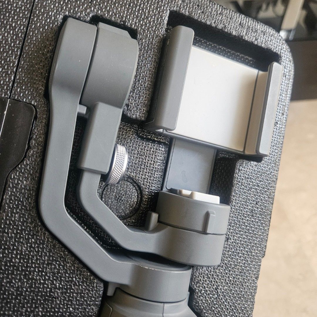 DJI Osmo Mobile 2 (Category: Gimbals & Stabilizers ) located in Quezon City. Submitted by killerkevvv (Listing ID 1403647301, Image 2). Description: brand new condition barely used rfs: switched to drone.