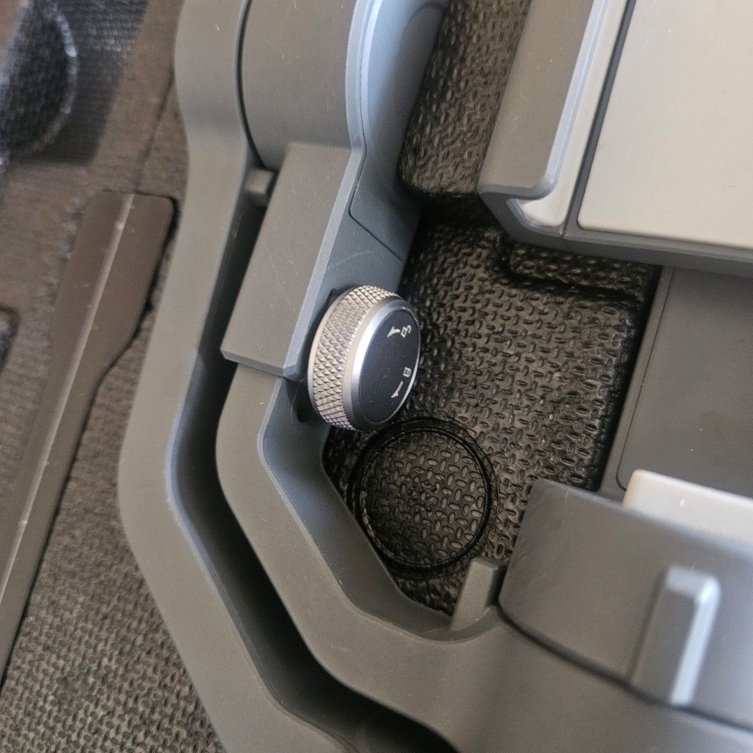 DJI Osmo Mobile 2 (Category: Gimbals & Stabilizers ) located in Quezon City. Submitted by killerkevvv (Listing ID 1403647301, Image 3). Description: brand new condition barely used rfs: switched to drone.