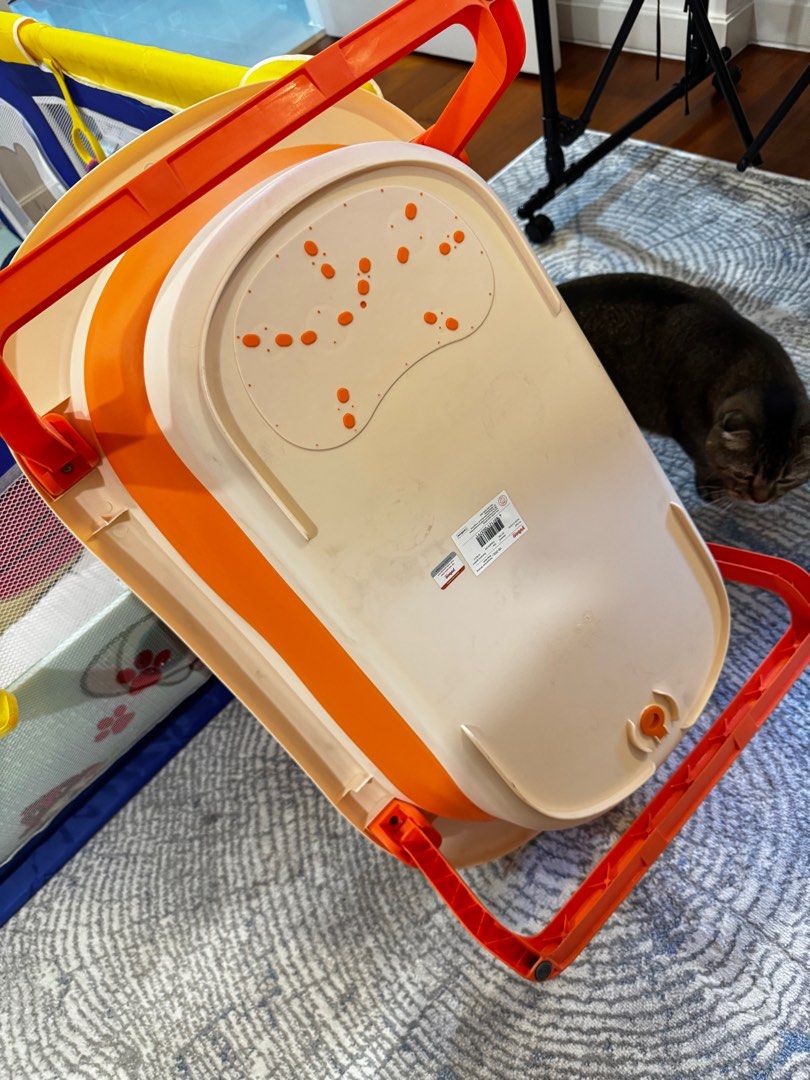 Foldable Baby Bathtub with Temperature Sensor (Category: Bathtub & Bath Accessories) located in Quezon City. Submitted by keropersi (Listing ID 1403669294, Image 2). Description: - Foldable baby bathtub - Orange and white design - Built-in temperature sensor - Non-slip base - Easy storage - Suitable for babies and toddlers Signs of usage Temp control not sure if working Gcash only Delivery c/o buyer .