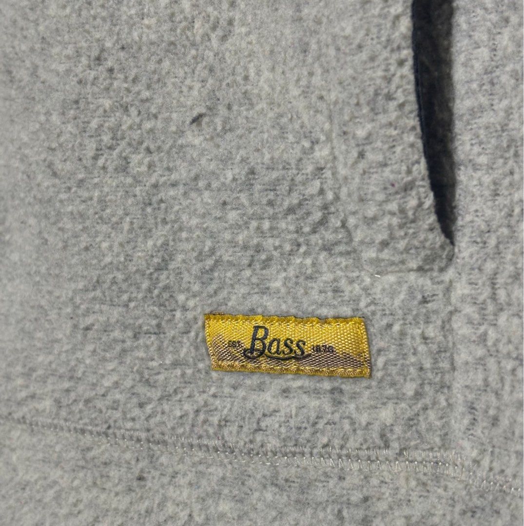 G.H. Bass & Co. Explorer Vest (Category: Vests) located in San Pedro. Submitted by overallph (Listing ID 1403645253, Image 3). Description: GH Bass & Co. Explorer Vest Size M on tag but fits XL 600+sf.
