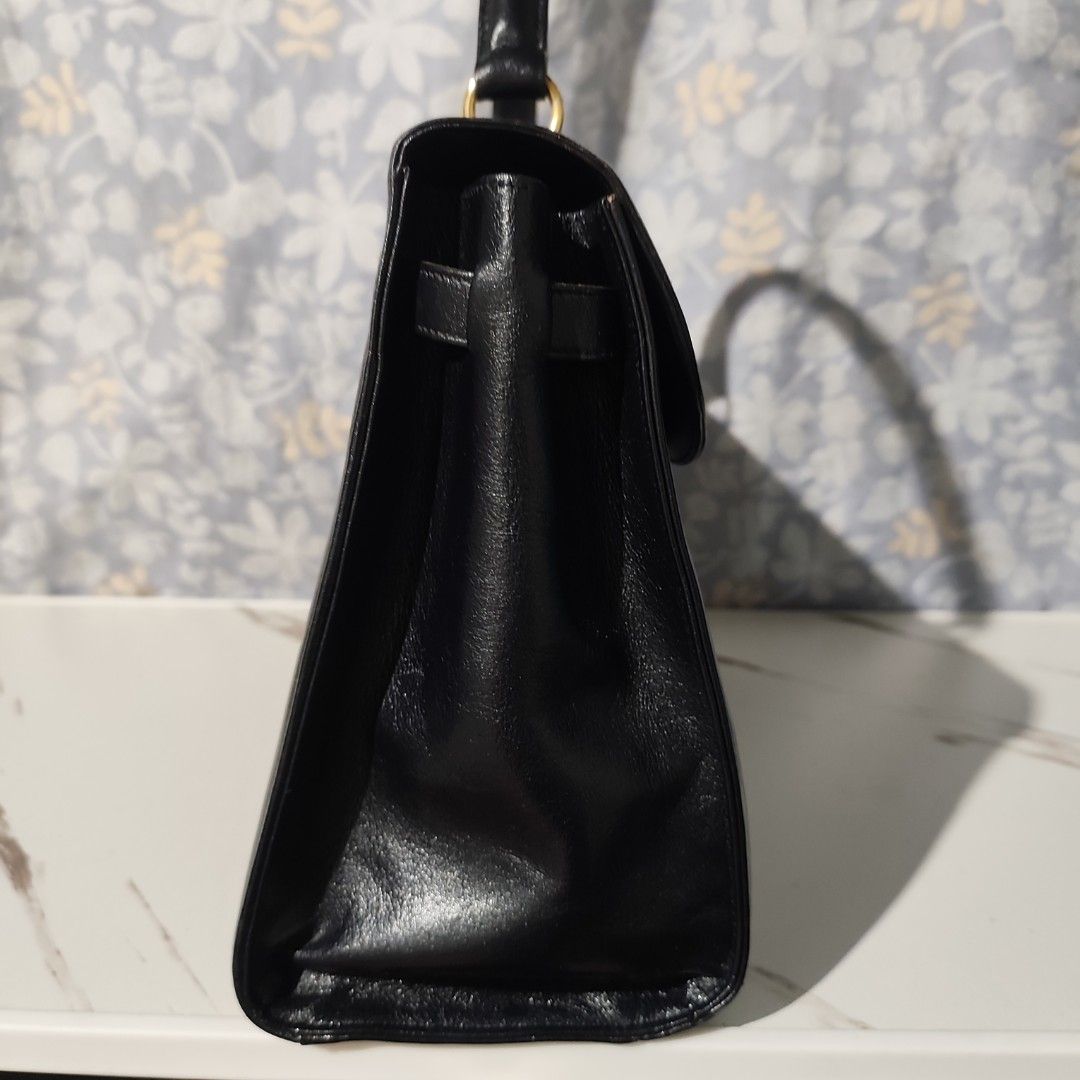 Gold Pfeil Kelly Bag (Category: Luxury Bags & Wallets) located in Villasis. Submitted by jarnimzurccc (Listing ID 1403726222, Image 3). Description: JAPAN sourced! ✨🌸 YKK zipper. Gamuza leather inner lining. Gold Hardwares. In very good Condition!!.