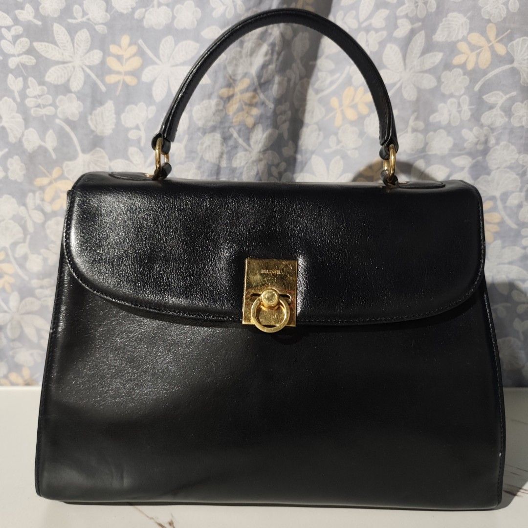 Gold Pfeil Kelly Bag (Category: Luxury Bags & Wallets) located in Villasis. Submitted by jarnimzurccc (Listing ID 1403726222, Image 1). Description: JAPAN sourced! ✨🌸 YKK zipper. Gamuza leather inner lining. Gold Hardwares. In very good Condition!!.