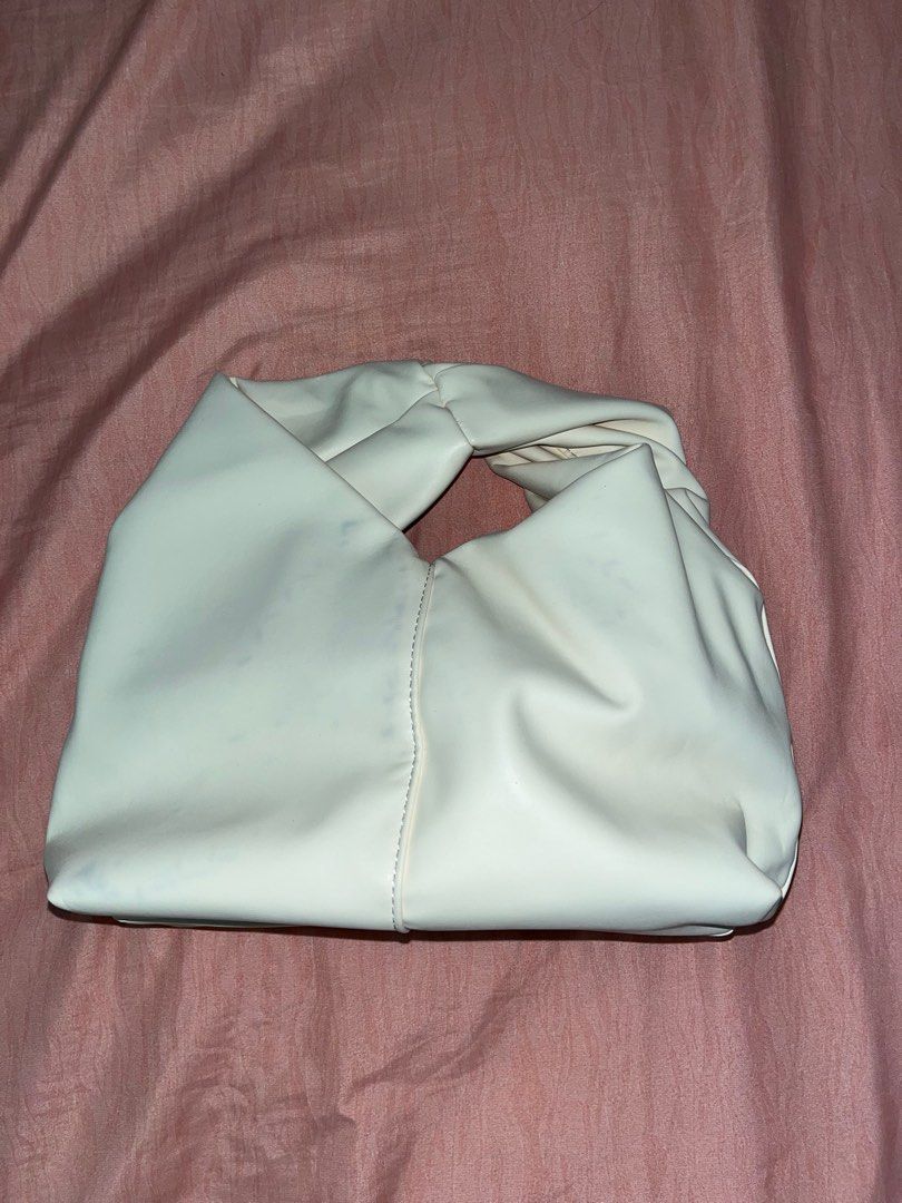 Handbag (Category: Purses & Pouches) located in Simpang Ampat. Submitted by shopwithfaa (Listing ID 1403663339, Image 3). Description: guna sekali saja. .