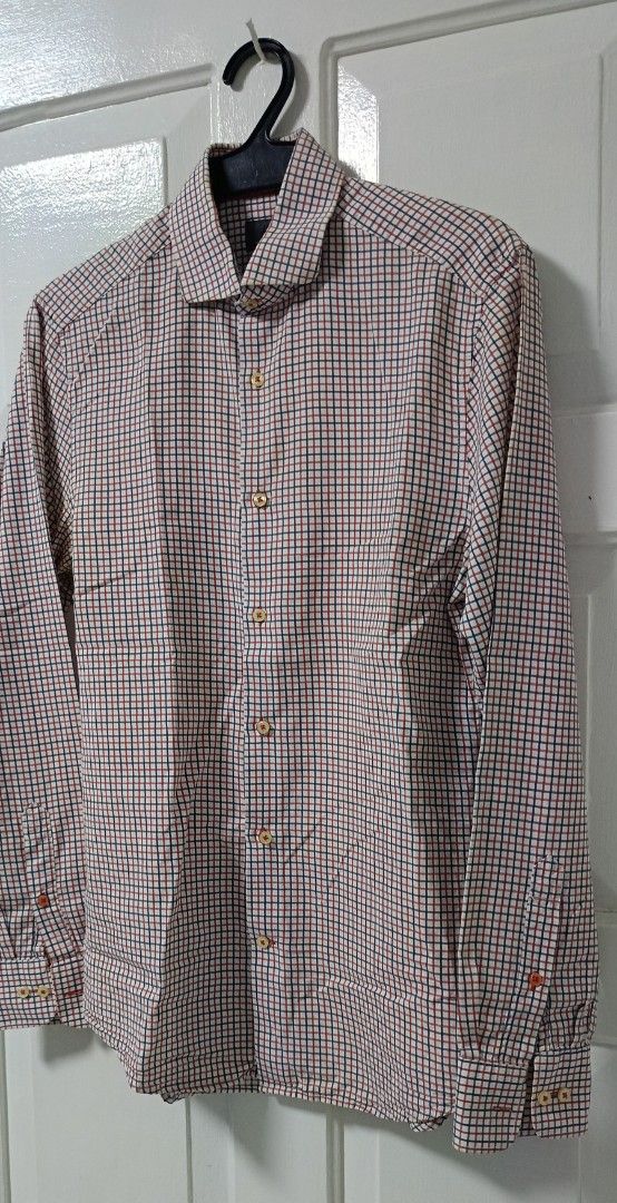 H&M Checkered Long Sleeve Shirt (Category: Tshirts & Polo Shirts ) located in Paranaque City. Submitted by yesyesyo (Listing ID 1403707032, Image 2). Description: Stylish long-sleeved shirt from H&M. Features a classic checkered pattern in red, blue, and white. It has a button-down front and cuffs. The shirt has a collared neckline and a tailored fit. Perfect for both casual and semi-formal occasions. this is not thrifted. all are for personal de