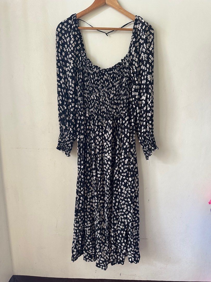 H&M maxi dress square neck smocked bust (Category: Dresses) located in Manila. Submitted by littlelulus (Listing ID 1403648770, Image 1). Description: Excellent condition. Very flattering when worn. Xl on tag..