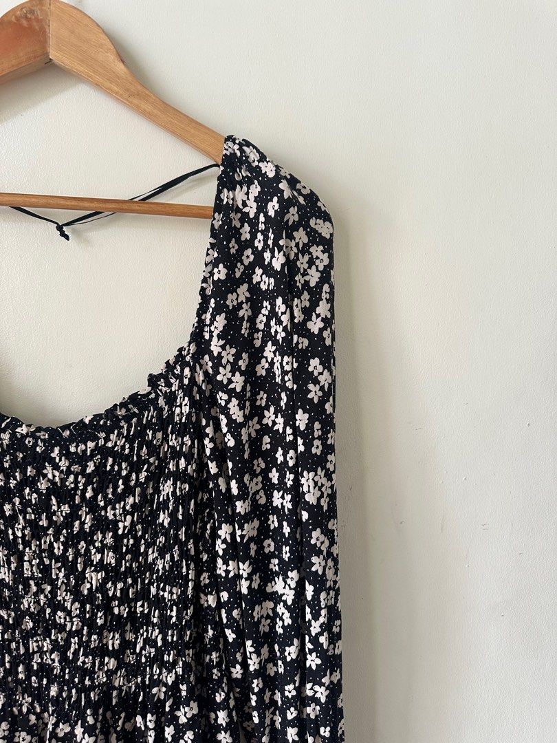 H&M maxi dress square neck smocked bust (Category: Dresses) located in Manila. Submitted by littlelulus (Listing ID 1403648770, Image 3). Description: Excellent condition. Very flattering when worn. Xl on tag..