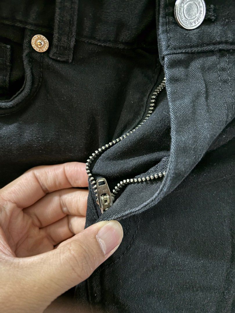 H&M Slim Fit Black Jeans (Category: Jeans) located in Manila. Submitted by jelour (Listing ID 1403727769, Image 3). Description: - H&M Slim Fit Black Jeans - Size: US 28/30 - Classic black color - Slim fit design - Good condition - Worn only twice.