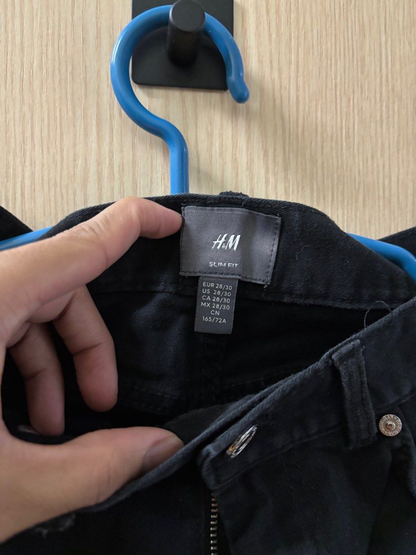 H&M Slim Fit Black Jeans (Category: Jeans) located in Manila. Submitted by jelour (Listing ID 1403727769, Image 2). Description: - H&M Slim Fit Black Jeans - Size: US 28/30 - Classic black color - Slim fit design - Good condition - Worn only twice.