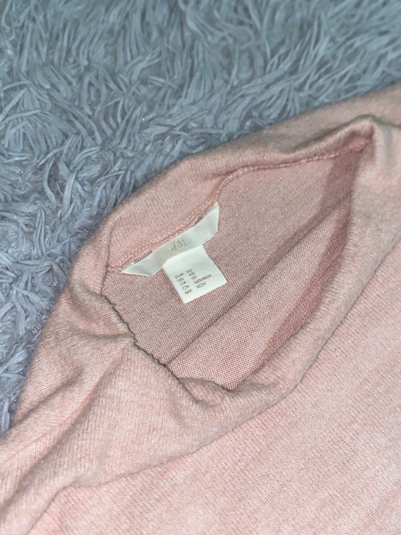 H&M Turtle Neck Sweater (Category: Coats, Jackets and Outerwear) located in Manila. Submitted by aashopp (Listing ID 1403646929, Image 3). Description: Used twice only.