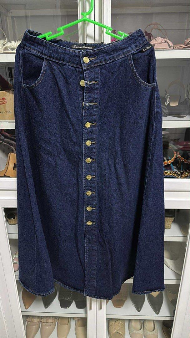 Kamiseta Denim Maxi Skirt (Category: Skirts) located in Ozamiz City. Submitted by Maney8 (Listing ID 1403741803, Image 1). Description: - Kamiseta dark wash denim maxi skirt - Button-down front with gold-tone buttons - Two front pockets - High-waisted design - Long, flowing silhouette - Brand detail visible on waistband Waistline 29 Never worn dahil masikip po.