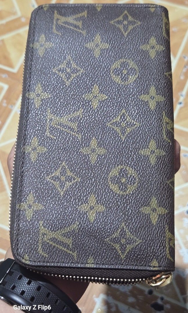 Louis vuitton (Category: Luxury Bags & Wallets) located in Manila. Submitted by ritzselect26 (Listing ID 1403769082, Image 2). Description: authentic limited edition lv "puppy dog valentine" zippy wallet in brown monogram issue-repaint yun black, white & pink na color nag melt kas pero same color but not expert sa restoration mop-gcash/paymaya courier-jrs/jnt/lalamove.