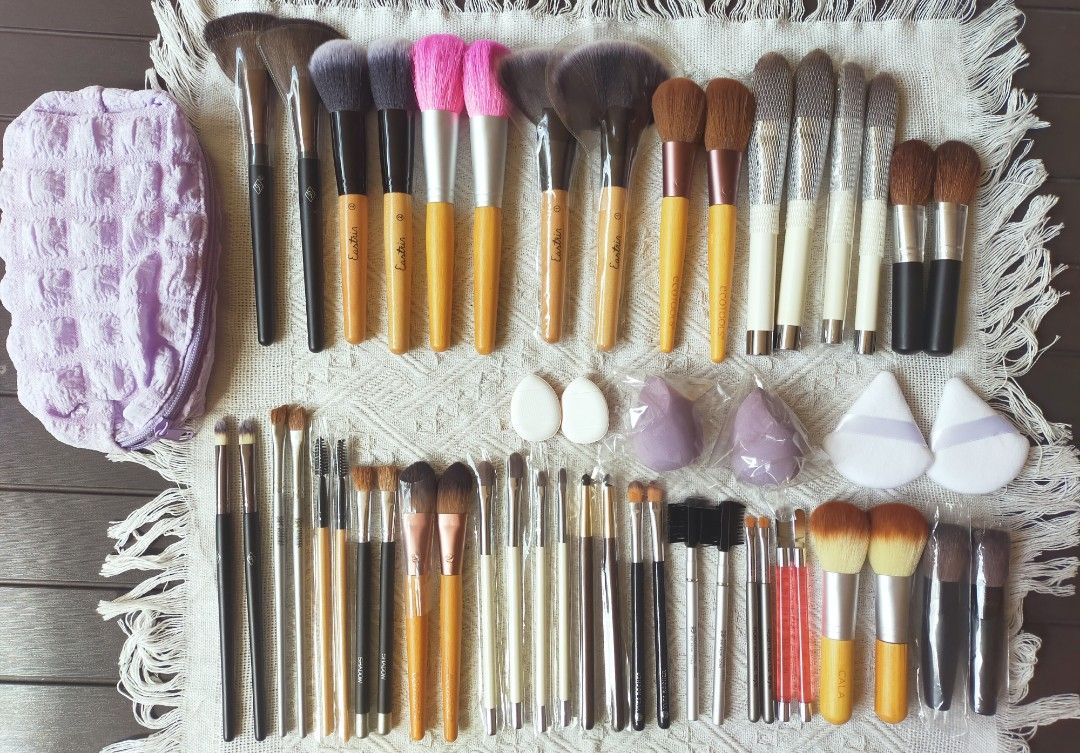 Make Up Brushes,Sponges & Puff ,Make Up Pouch Set (Category: Makeup) located in Quezon City. Submitted by floreskari78555 (Listing ID 1403653452, Image 1). Description: Make Up Brushes ,Sponges&Puff, Make Up Pouch Set✨ 44pcs Make Up Brushes 4pcs Puff (2 Big & 2 Small) 2pcs Sponge 1pc Make Up Pouch 💯Brand new and Authentic High quality Brushes Complete Set Available for same day delivery lalamove/grab or LBC Cash on Delivery/Gcash/Bank Transfer/P