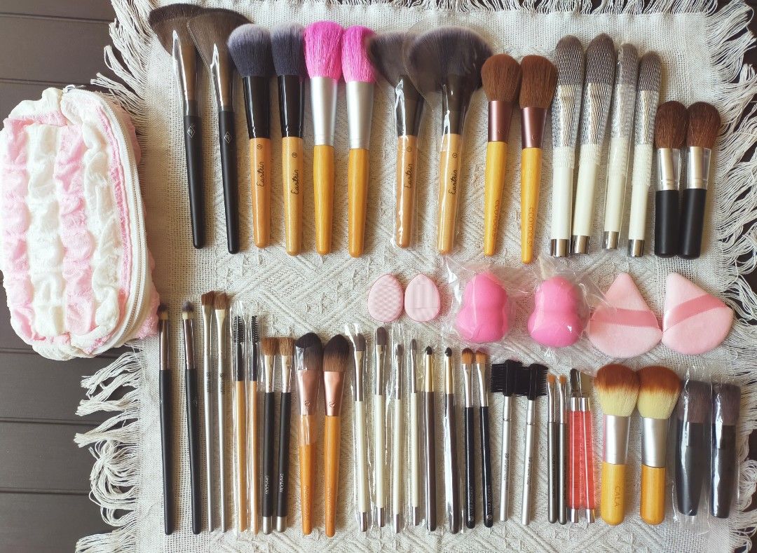 Make Up Brushes,Sponges & Puff ,Make Up Pouch Set (Category: Makeup) located in Quezon City. Submitted by floreskari78555 (Listing ID 1403653452, Image 2). Description: Make Up Brushes ,Sponges&Puff, Make Up Pouch Set✨ 44pcs Make Up Brushes 4pcs Puff (2 Big & 2 Small) 2pcs Sponge 1pc Make Up Pouch 💯Brand new and Authentic High quality Brushes Complete Set Available for same day delivery lalamove/grab or LBC Cash on Delivery/Gcash/Bank Transfer/P