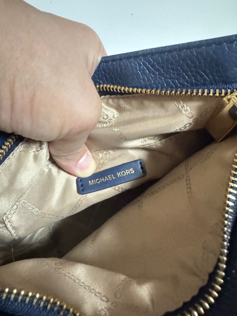 Mk bought in Osaka Japan (Category: Luxury Bags & Wallets) located in Quezon City. Submitted by 17brends (Listing ID 1403676283, Image 3). Description: Selling my Preloved Michael Kors Townsend Medium Pebbled Leather Messenger Bag. Still in good condition inside and outside. Bought in Osaka Japan. 💯 authentic RFS: Declutter every end of the year Meet up or Lalamove/Grab.