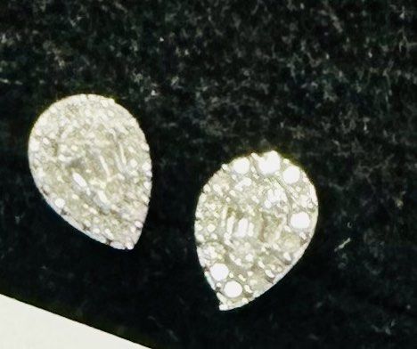 Natural Diamond Earrings (Category: Earrings) located in Pasig City. Submitted by redmann (Listing ID 1403690288, Image 2). Description: Round Brilliant Cut Baguette Cut 0.16 carat Natural Diamond Gold setting With Certificate Arcovia Pasig.
