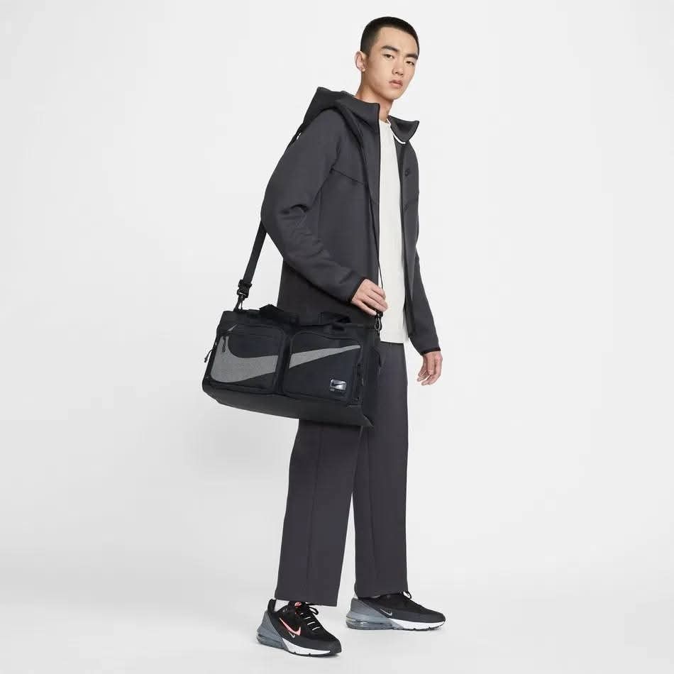 NIKE UTILITY POWER 2.0 DUFFLE BAG (Category: Backpacks) located in Manila. Submitted by keepgrind2023 (Listing ID 1403626120, Image 3). Description: NIKE UTILITY POWER 2.0 DUFFLE BAG (31L).