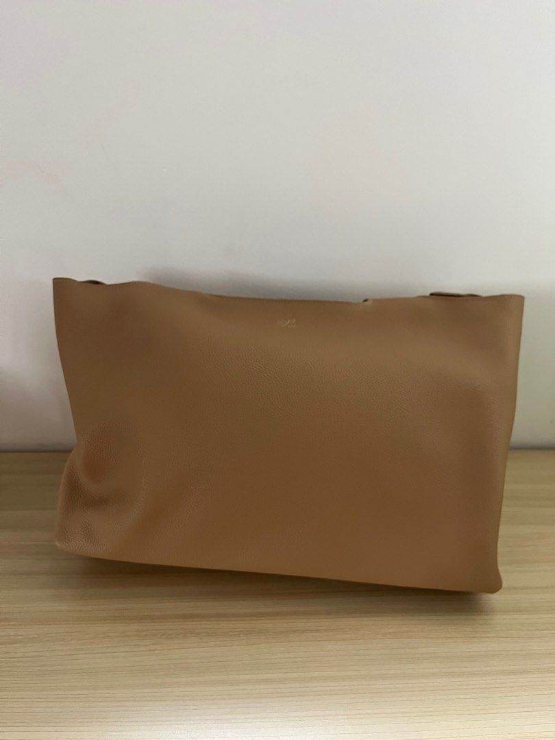 Par Leather Elouise Tote Bag - Latte (Category: Tote Bags) located in Paranaque City. Submitted by jojoycey (Listing ID 1403673136, Image 3). Description: Brand new. Never used. Bought July 2025. Bought for 13,500. Real leather..