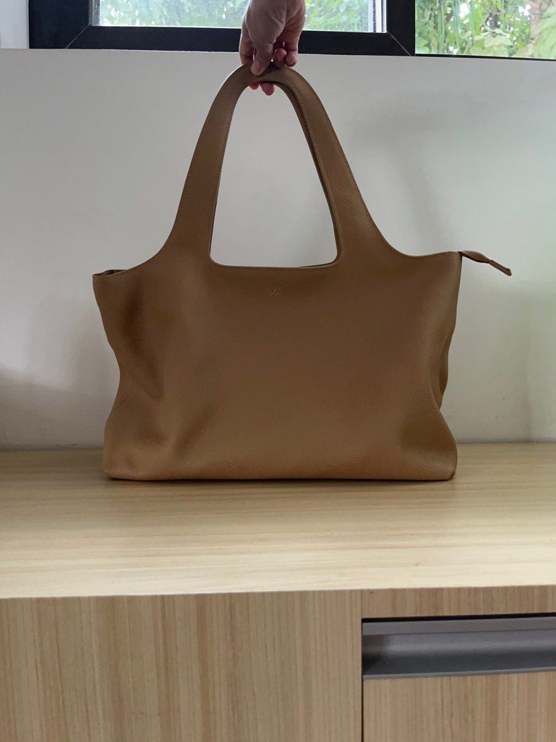 Par Leather Elouise Tote Bag - Latte (Category: Tote Bags) located in Paranaque City. Submitted by jojoycey (Listing ID 1403673136, Image 2). Description: Brand new. Never used. Bought July 2025. Bought for 13,500. Real leather..