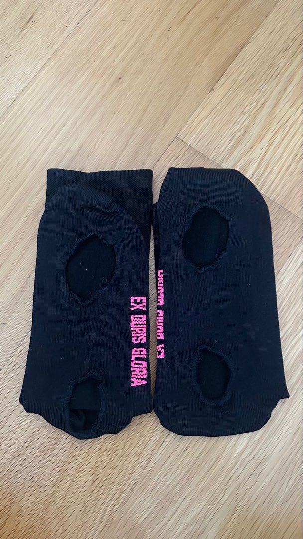 Rapha garments （分類：單車）位於 Hong Kong。 由 hkdtat 提交（商品編號 1403658324，圖片 2）。簡介： 1 Rapha RCC over socks 150hkd size S/M 2.Rapha EF team bucket hat 200hkd 3.Rapha cap 100HKD 4.Rapha Sweat short brown 200hkd size M 5.Rapha logo t shirt special edition 350hld size XL 6.Rapha RCC bib short 700hkd size xs 。