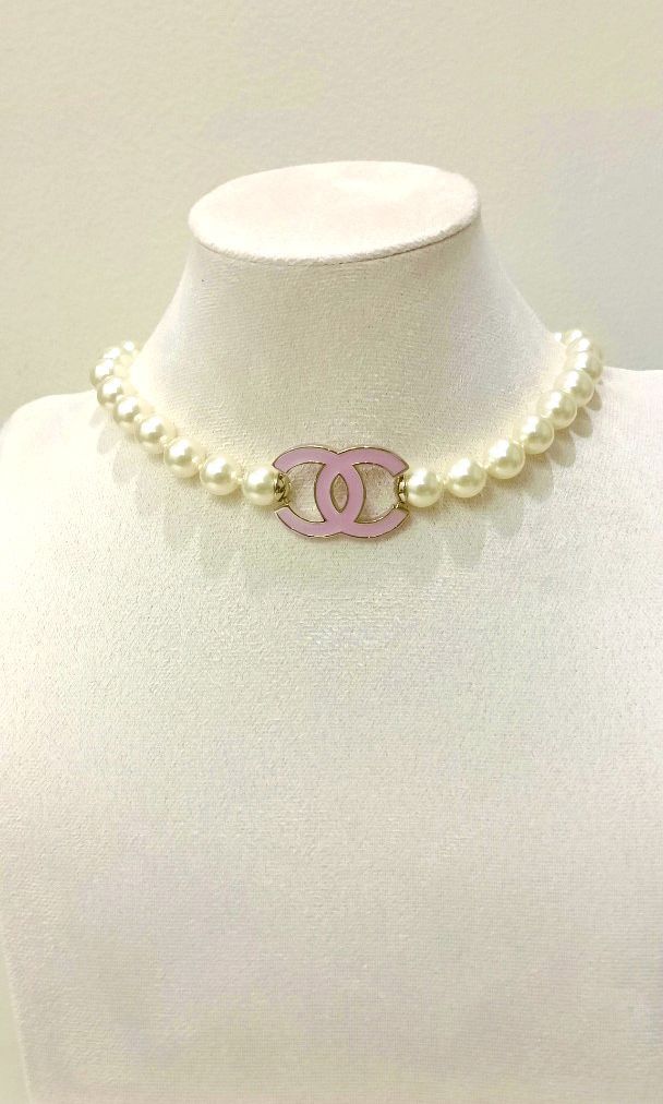 Sale Authentic Chanel Choker (Category: Luxury Accessories) located in Paranaque City. Submitted by par18 (Listing ID 1402061351, Image 1). Description: SPRING- SUMMER 2025 pre Collection Metal, Glass Pearls & Resin Gold,Pearly White & Pink Chanel Choker Features classic pearl design Includes iconic pink Chanel logo - A timeless and elegant accessory.