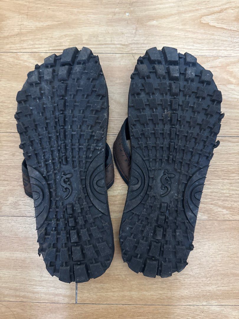 Sandugo Flip-flops (Category: Slippers and slides) located in Quezon City. Submitted by caxishei (Listing ID 1403748746, Image 3). Description: - Sandugo flip-flops in very good condition - Dark brown strap with Sandugo logo - Textured dark brown footbed - Patterned soles for grip ✨✨✨.