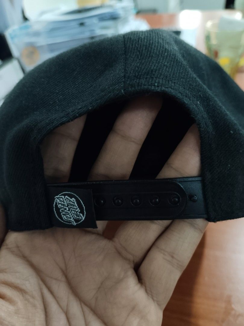 Santa Cruz Cap (Category: Cap & Hats) located in Kajang. Submitted by kbros_bundle (Listing ID 1403771822, Image 2). Description: - Black Santa Cruz cap - Flat brim design - Santa Cruz logo on the front - Snapback closure - Interior lining with Santa Cruz design - Material: 85% acrylic, 15% wool - Free size.