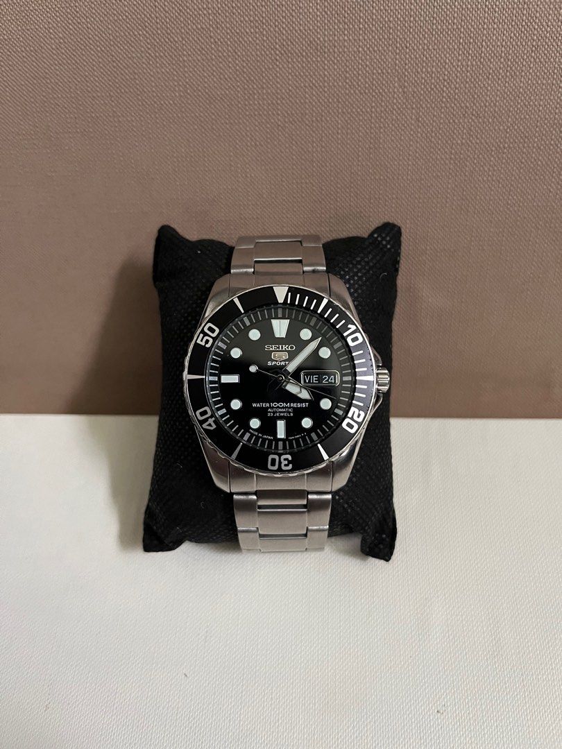 Seiko sea urchin black (Category: Luxury Watches) located in Cainta. Submitted by saminjess (Listing ID 1403767316, Image 1). Description: Seiko sea urchin black Original seiko oyster bracelet 42mm, 7" wrist size Watch only ₱10,000 Loc: cainta,rizal This is a pre-owned/vintage watch and may have signs of wear. Kindly manage your expectations. Cannot be returned once sold..