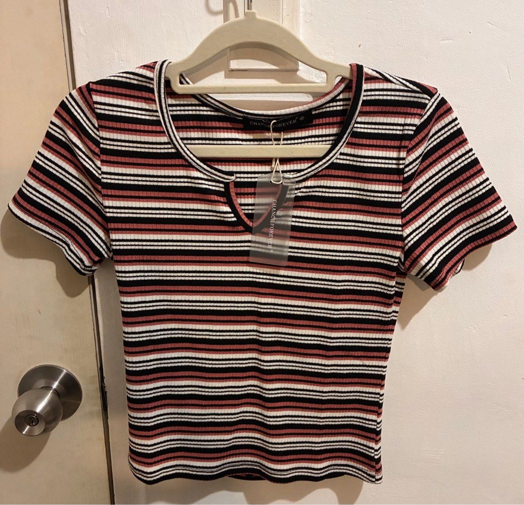 Semi cropped tee cotton knit (Category: Blouses) located in San Fernando. Submitted by julieloops (Listing ID 1403703230, Image 1). Description: Stretchable brandnew with tag S on tag can fit up to semi medium.
