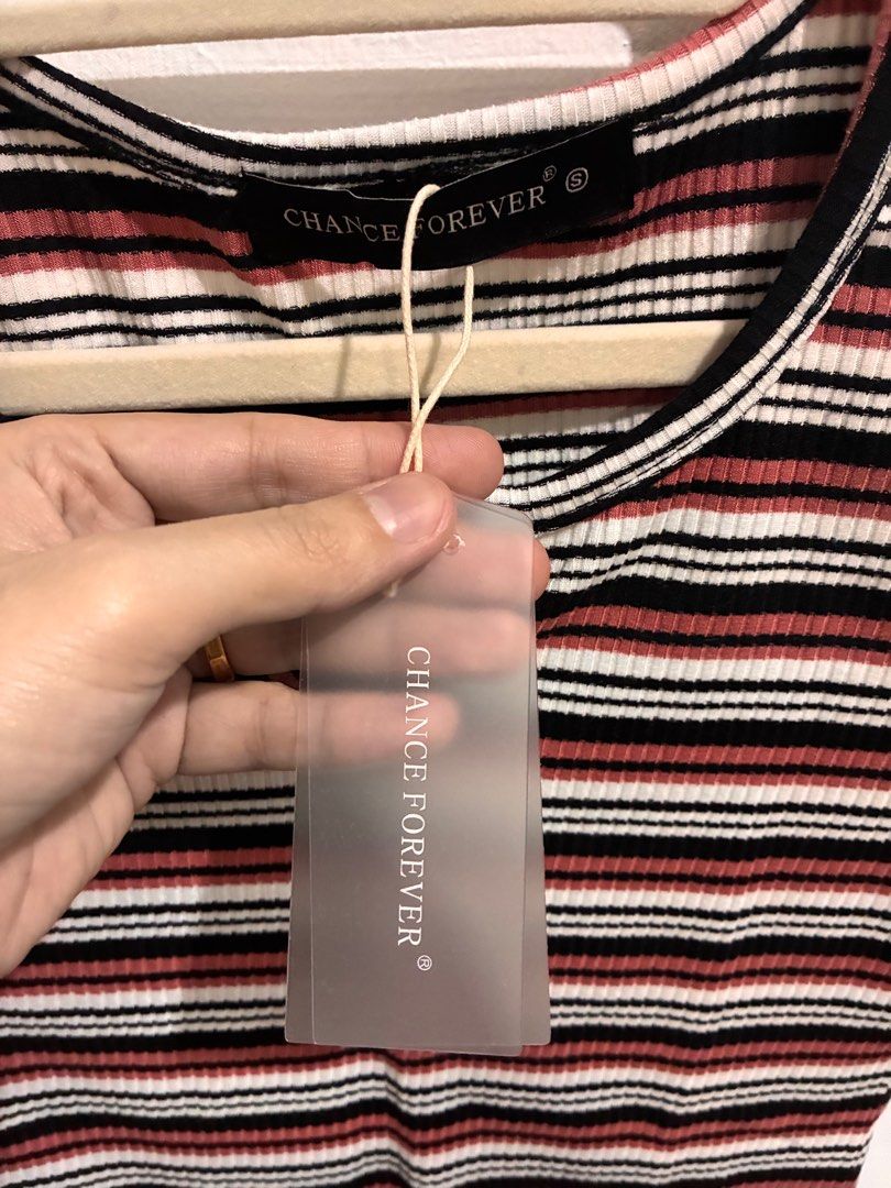Semi cropped tee cotton knit (Category: Blouses) located in San Fernando. Submitted by julieloops (Listing ID 1403703230, Image 2). Description: Stretchable brandnew with tag S on tag can fit up to semi medium.