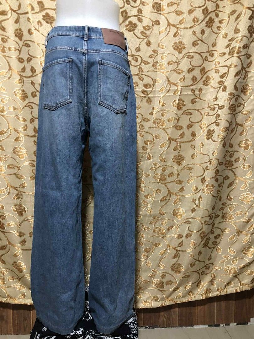 Size 30 Stretch Jeans (Category: Jeans) located in Cavite. Submitted by virginiacubero08 (Listing ID 1403738678, Image 2). Description: - Size 30 stretch jeans - Wide-leg design - Classic blue wash - Length: 40.5 inches - 2 back pockets, 2 front pockets - Perfect for everyday wear.