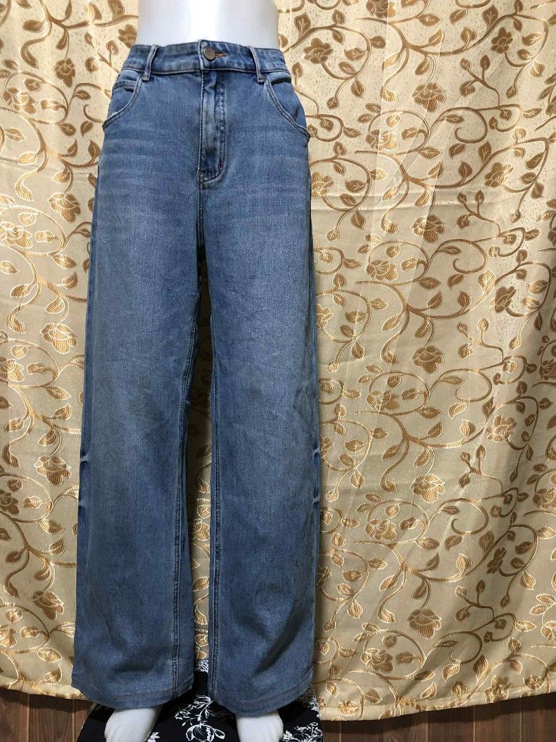 Size 30 Stretch Jeans (Category: Jeans) located in Cavite. Submitted by virginiacubero08 (Listing ID 1403738678, Image 1). Description: - Size 30 stretch jeans - Wide-leg design - Classic blue wash - Length: 40.5 inches - 2 back pockets, 2 front pockets - Perfect for everyday wear.