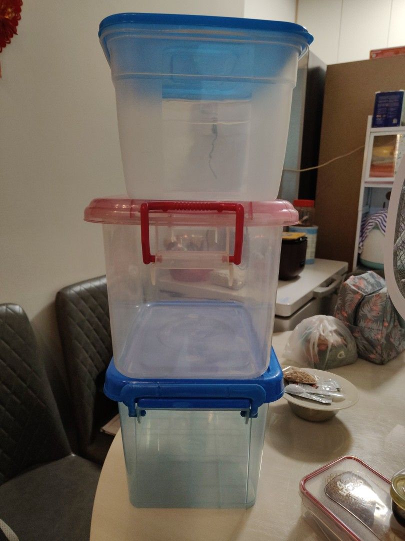 Stackable Plastic Storage Containers (Category: Food Organisation & Storage) located in Kuala Lumpur. Submitted by kei_0525 (Listing ID 1403733292, Image 2). Description: - Set of 3 stackable storage containers. - Clear plastic for easy content visibility. - Includes lids in blue, pink, and blue. - Perfect for organizing various items. - Stackable design saves space..
