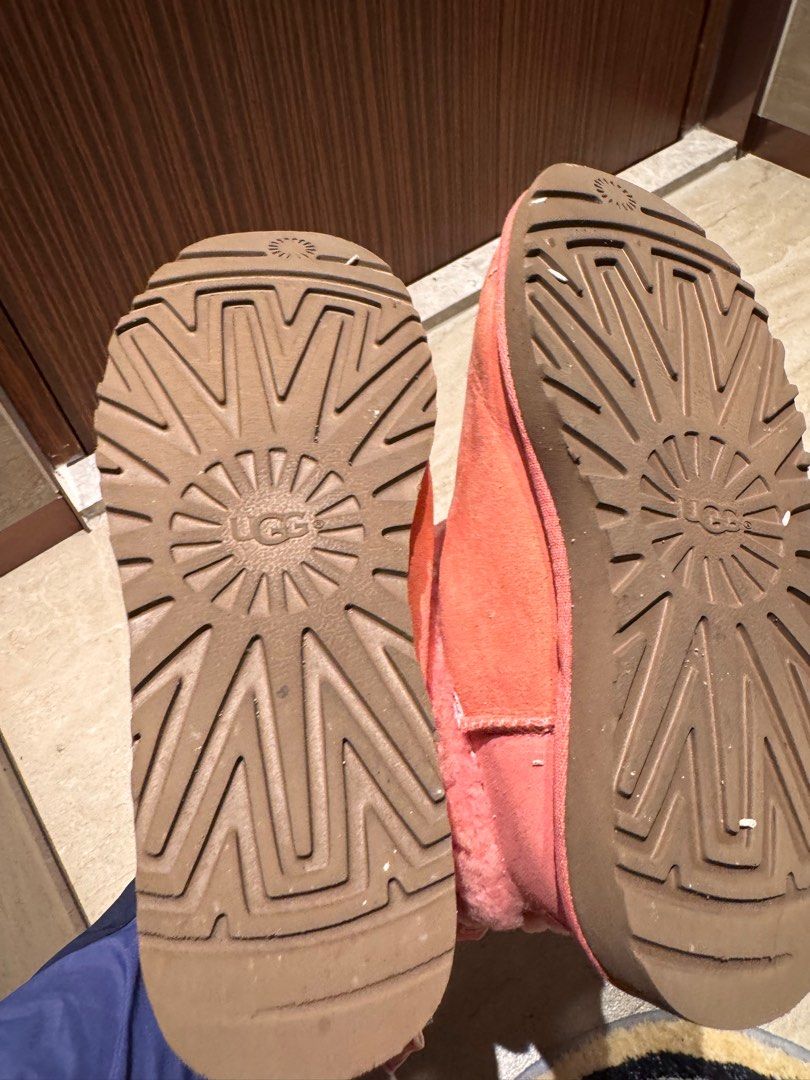 UGG boot （分類：靴）位於 Hong Kong。 由 lady88 提交（商品編號 1403618782，圖片 4）。簡介： Authentic UGG. Only wore for few times. 95% New. Original price $1000 因清屋，只著過幾次，新淨。原價近千。。