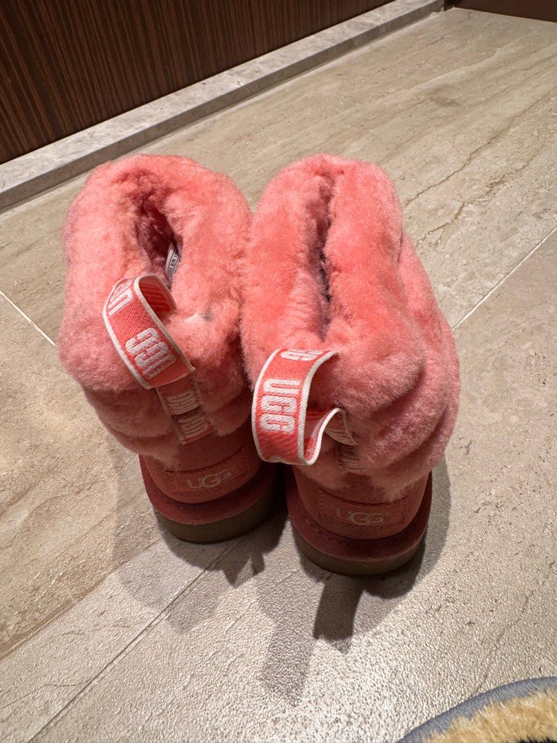 UGG boot （分類：靴）位於 Hong Kong。 由 lady88 提交（商品編號 1403618782，圖片 2）。簡介： Authentic UGG. Only wore for few times. 95% New. Original price $1000 因清屋，只著過幾次，新淨。原價近千。。
