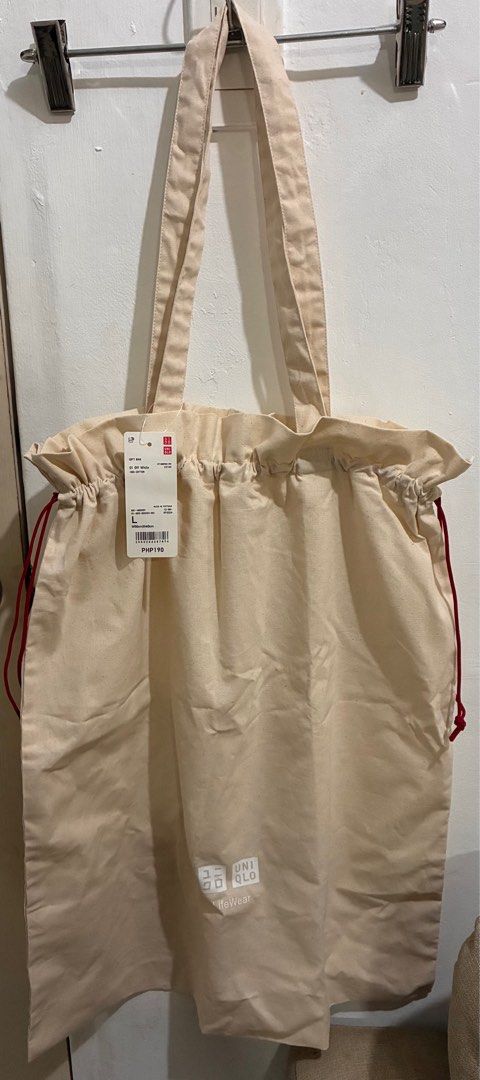 Uniqlo gift bag (Category: Tote Bags) located in San Fernando. Submitted by julieloops (Listing ID 1403700320, Image 1). Description: Large brandnew with pricetag rfs: wrong size, preferred M size instead .