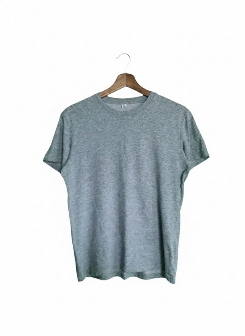 Uniqlo Gray T-shirt XS (Category: Shirts) located in Camalaniugan. Submitted by get_trifty (Listing ID 1403622021, Image 1). Description: UNIQLO TEE W: 18.5 L: 24 CONDITION: 10/10 CR: 10/10 FLAWS: NONE.