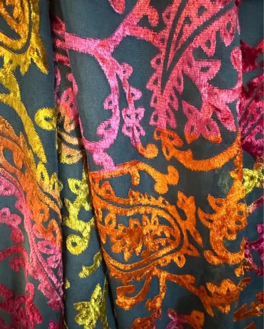 Warehouse Psychedelic Dress (Category: Dresses) located in Taytay. Submitted by becha1 (Listing ID 1403671979, Image 3). Description: Velvet details. Backless design. Used once. No flaws. Fits XS-Small. Bought in UK..