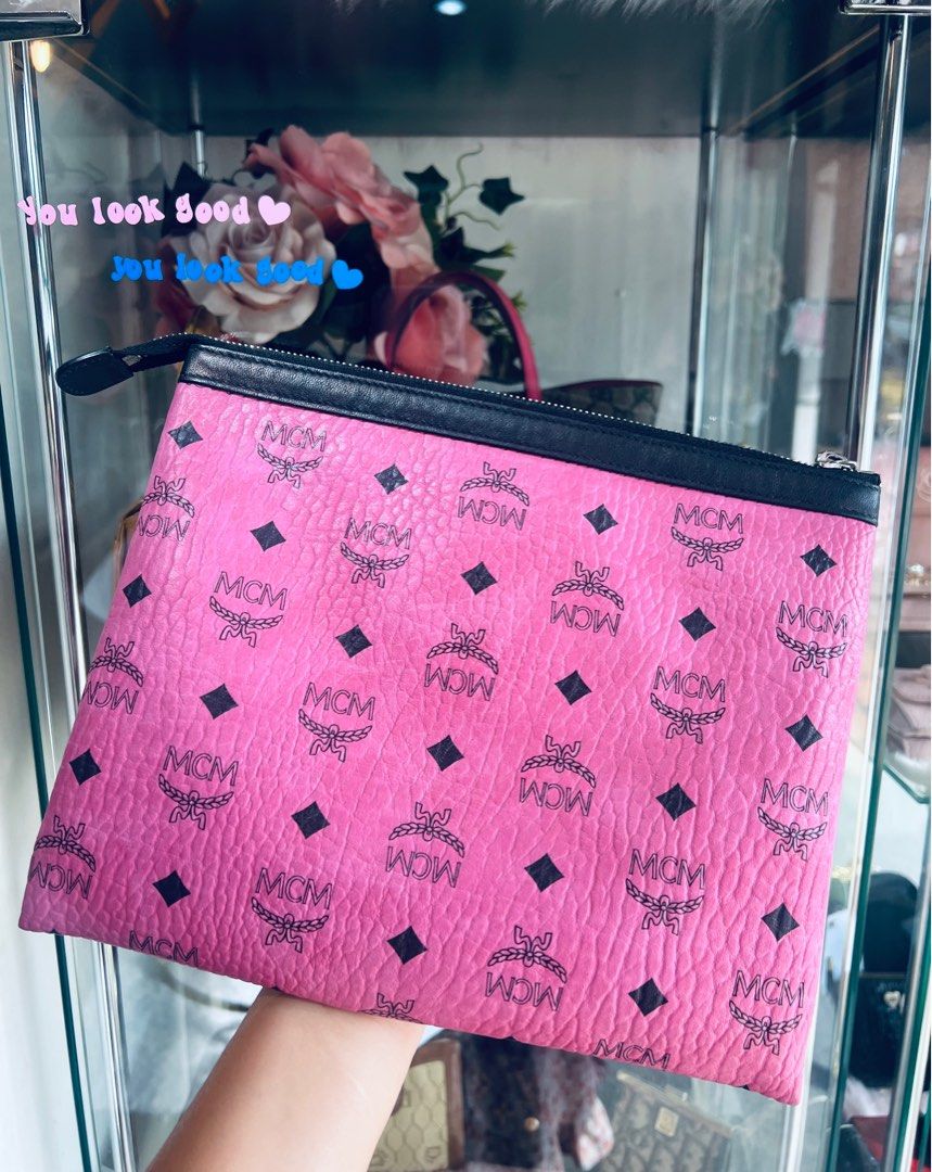Authentic💯 Mcm Visetos Pink Pouch (Category: Luxury Bags & Wallets) located in Dumaguete. Submitted by lovebags.ph (Listing ID 1403956343, Image 1). Description: Its has a little bit color transfer but unnoticeable. Still, super pretty! 👛.